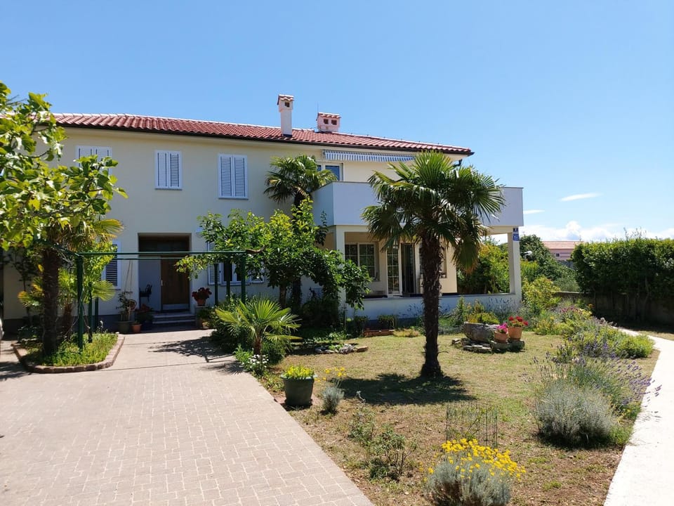 Property building, Facade/entrance, Garden