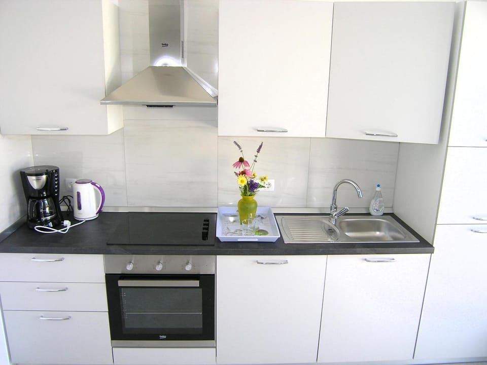 Coffee/tea facilities, Kitchen or kitchenette, Communal kitchen