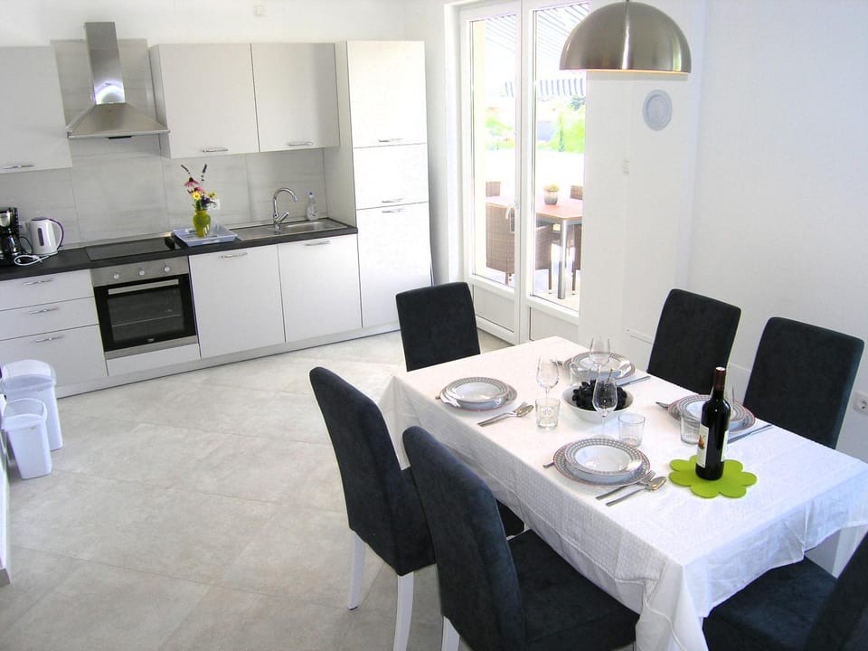 Kitchen or kitchenette, Dining area, Communal kitchen