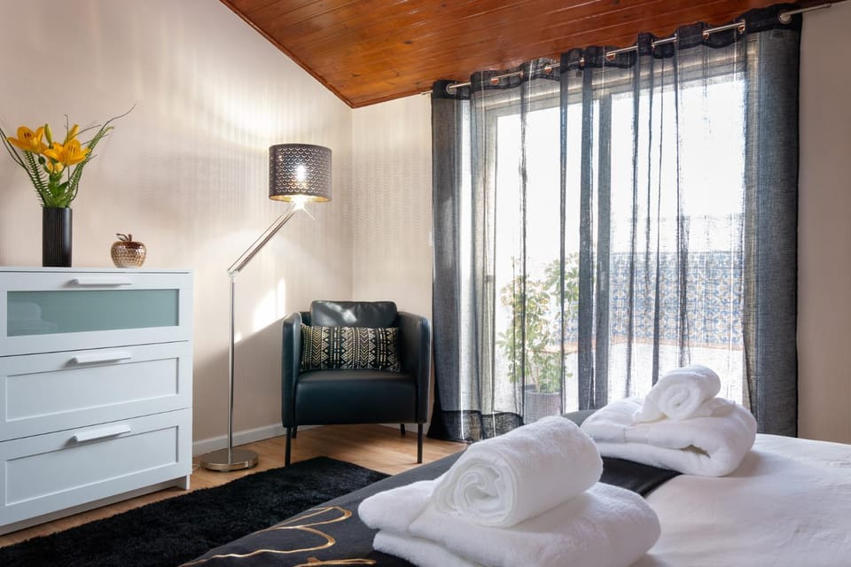 Balcony/Terrace, Seating area, Bedroom, Landmark view, Street view, Quiet street view, Inner courtyard view