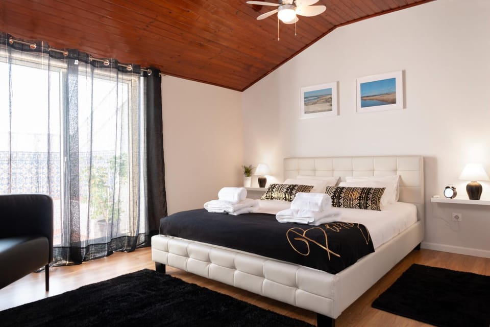 View (from property/room), Balcony/Terrace, Bedroom, City view, Landmark view, Quiet street view