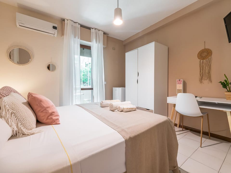 Bed, Photo of the whole room, Bedroom