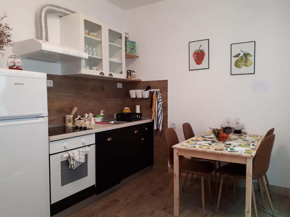 Kitchen or kitchenette, Dining area