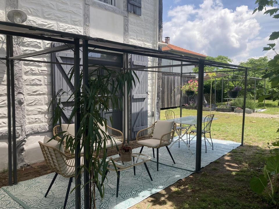 Entre Mer et Pins Bed and Breakfast in Saint-Julien-en-Born