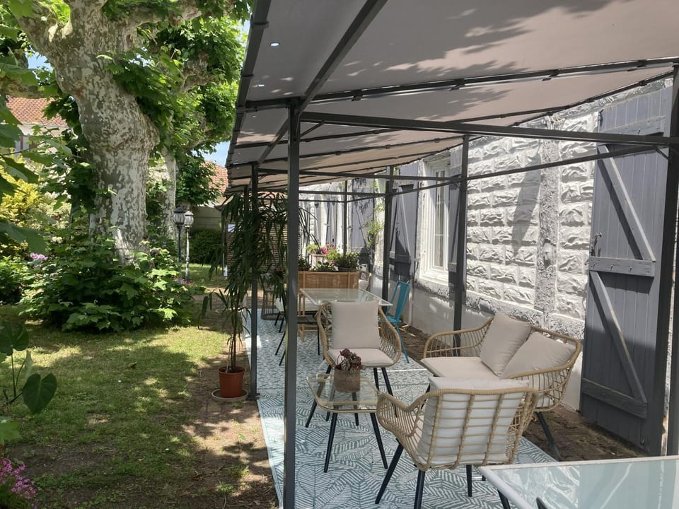 Entre Mer et Pins Bed and Breakfast in Saint-Julien-en-Born