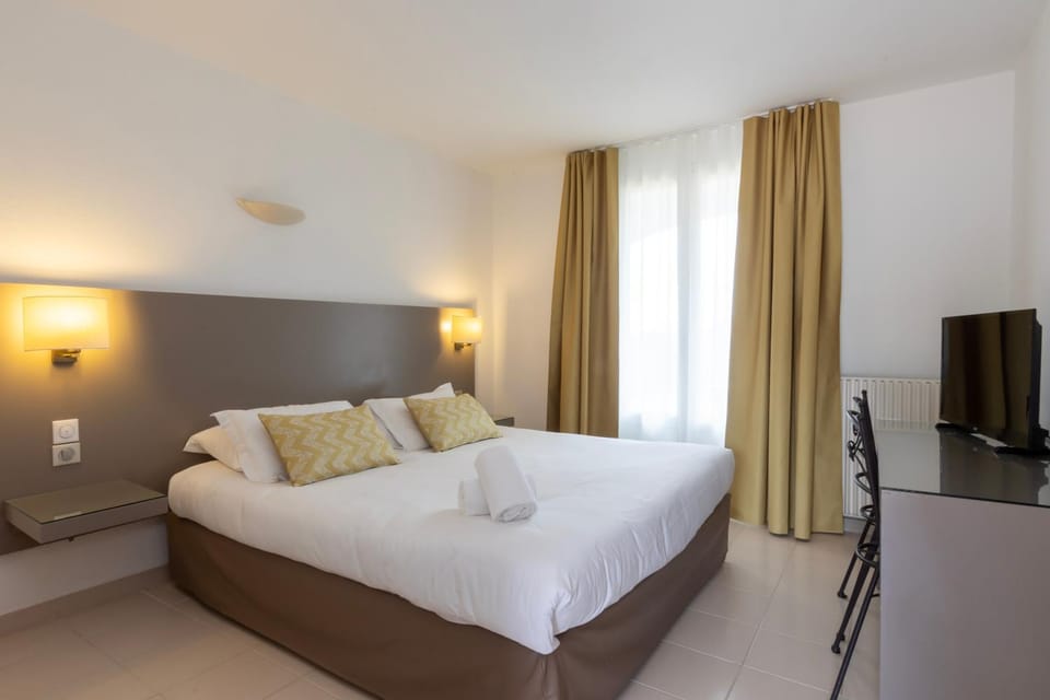Shower, Bathroom, Balcony/Terrace, Photo of the whole room, Bedroom, air conditioner