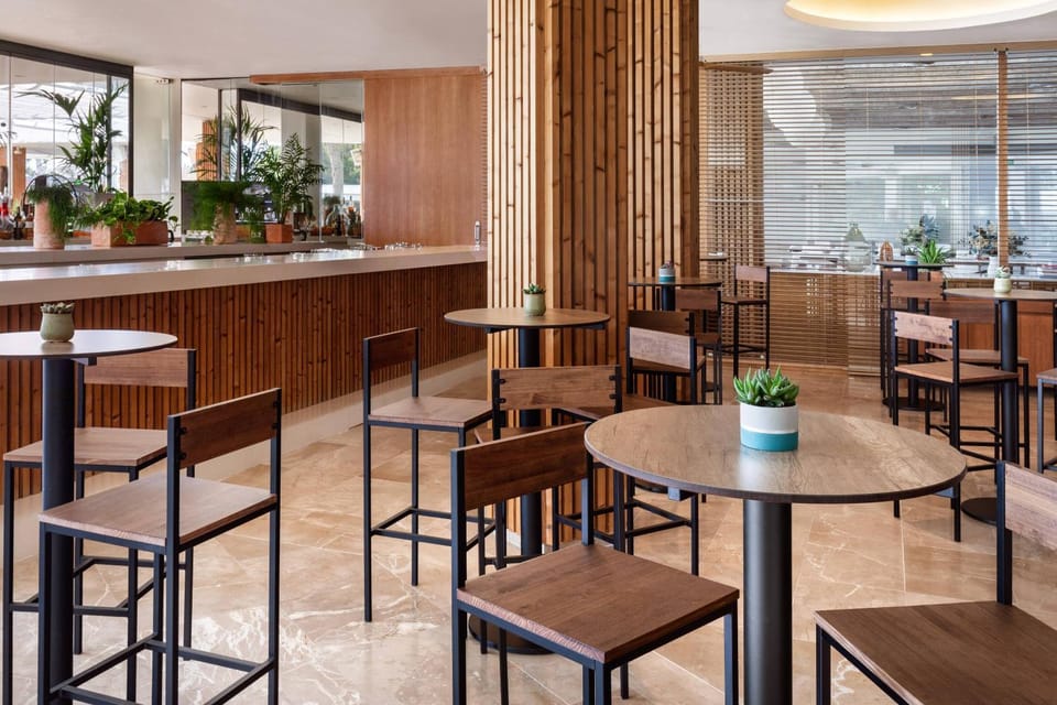 Restaurant/places to eat, Lounge or bar, Dining area, Drinks
