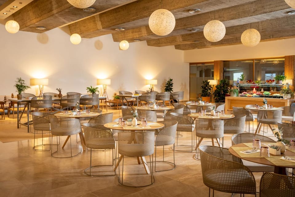 Restaurant/places to eat, Food and drinks, Dining area