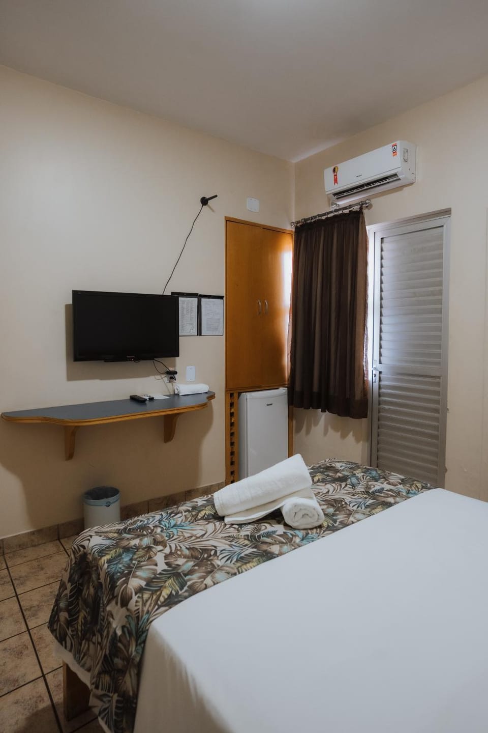 Bed, TV and multimedia, Bedroom, air conditioner