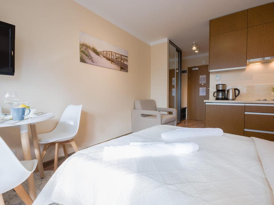Kitchen or kitchenette, Seating area, Dining area
