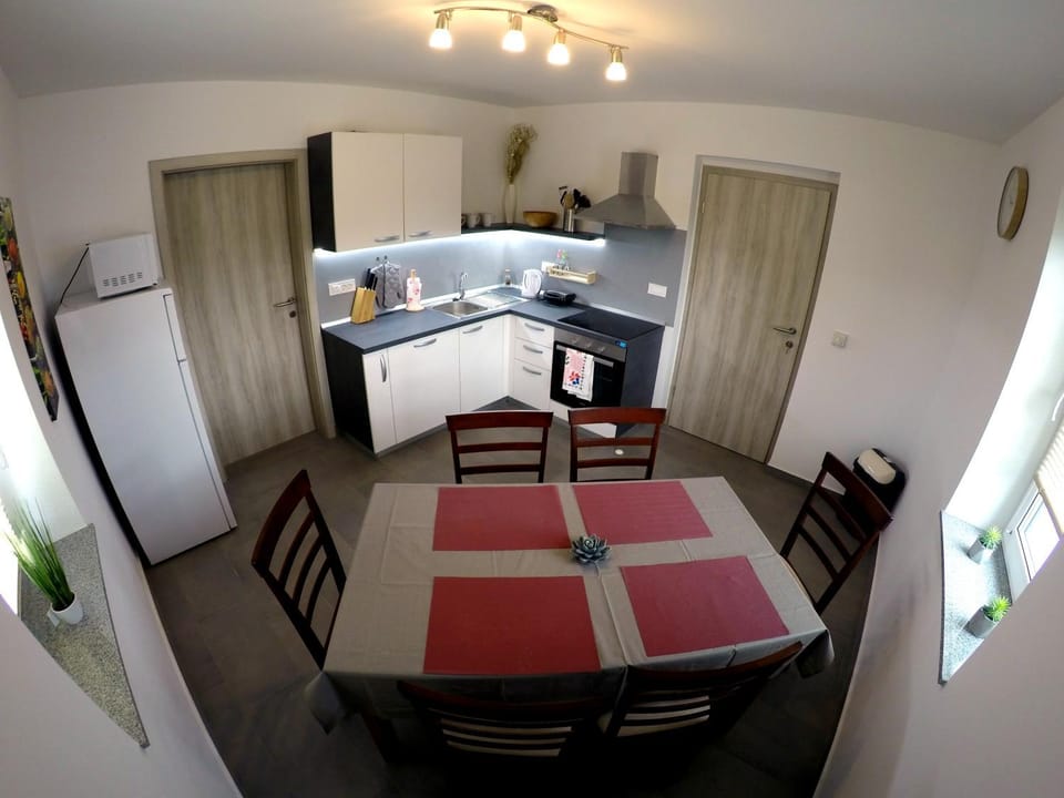 Kitchen or kitchenette, Dining area