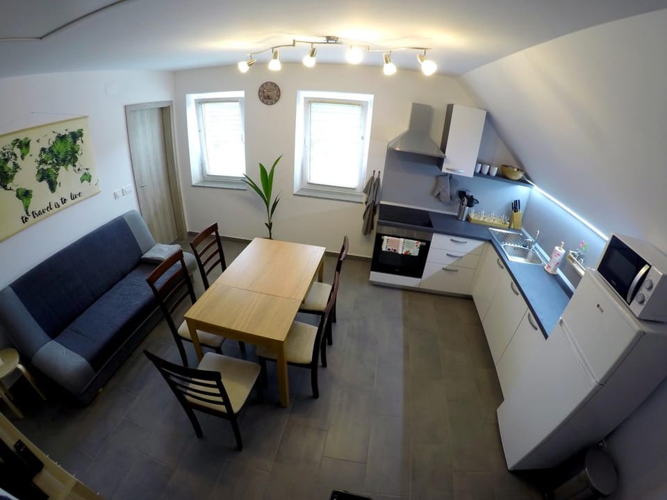 Kitchen or kitchenette, Dining area