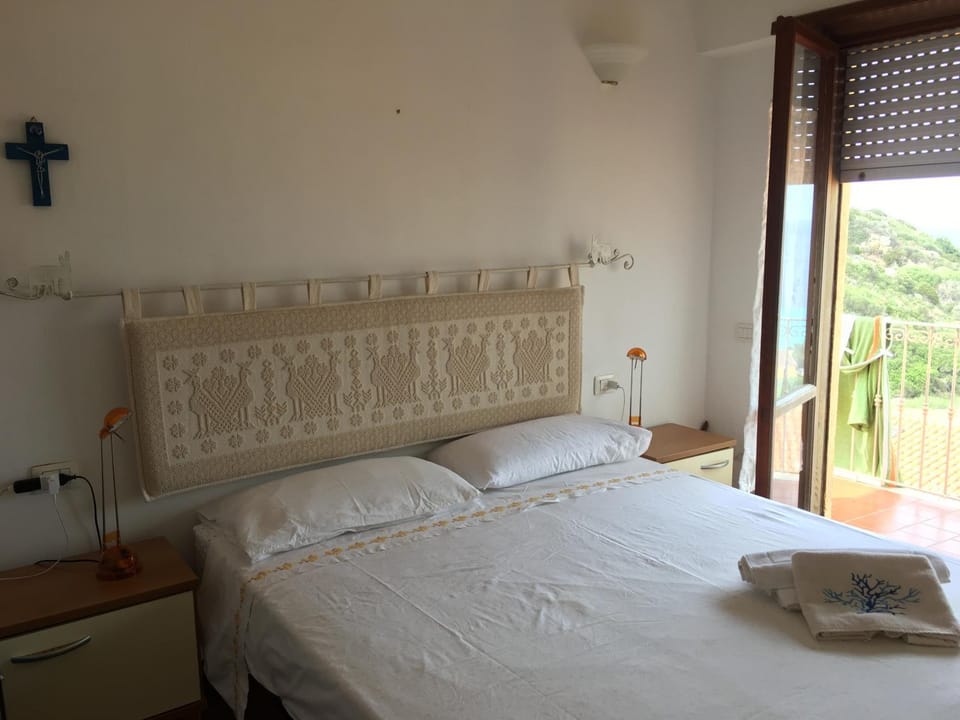 Girasole sul mare, centre top sea view , dishwasher, air conditioning, wifi fibra , garage CIN House in Santa Teresa Gallura