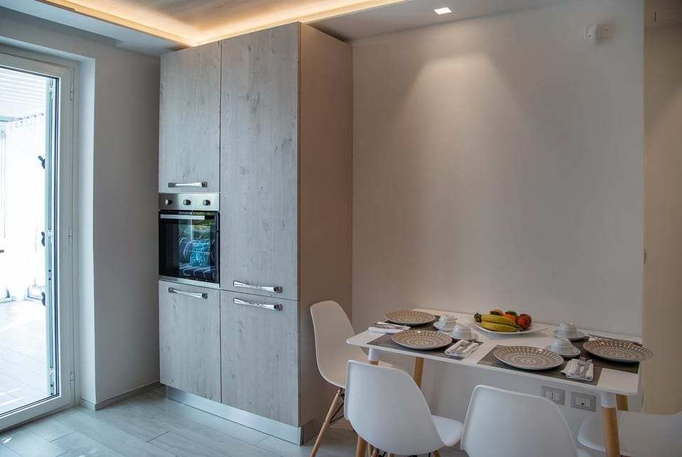 Kitchen or kitchenette, Dining area