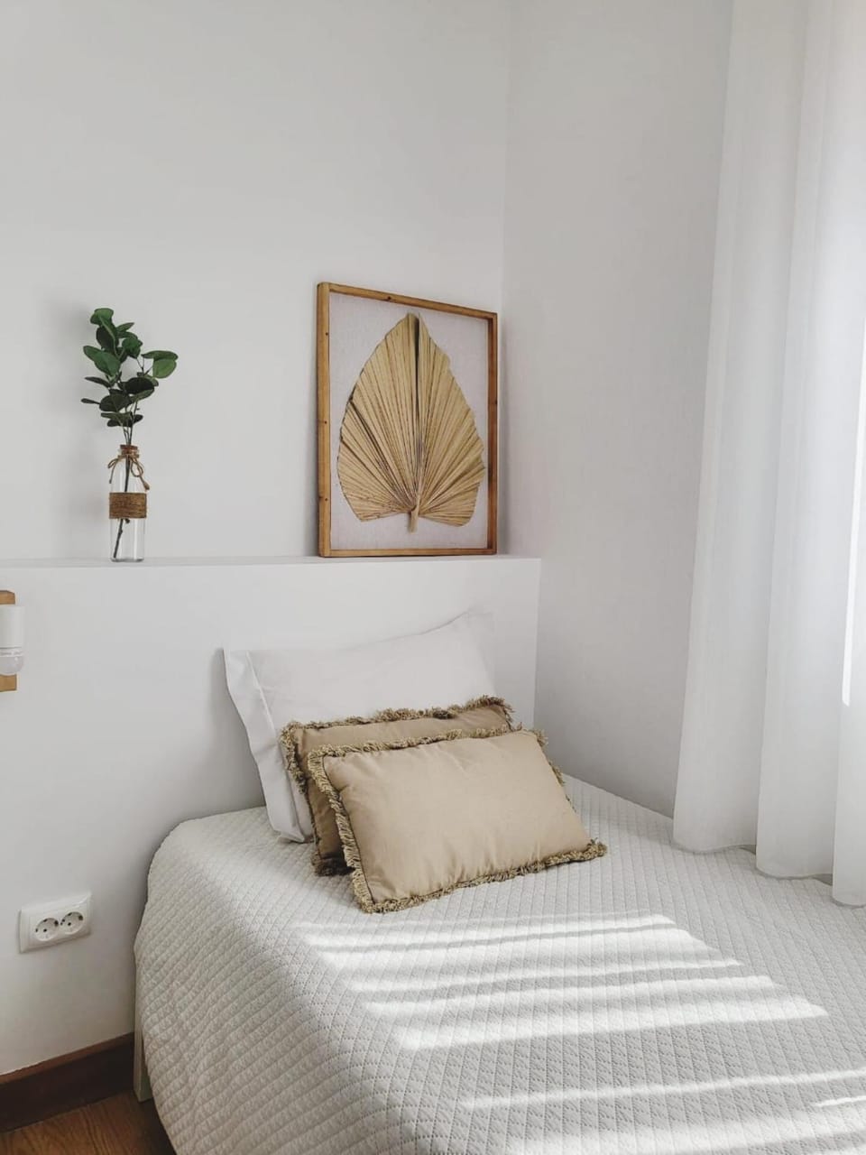 Bed, Photo of the whole room, Decorative detail, Bedroom