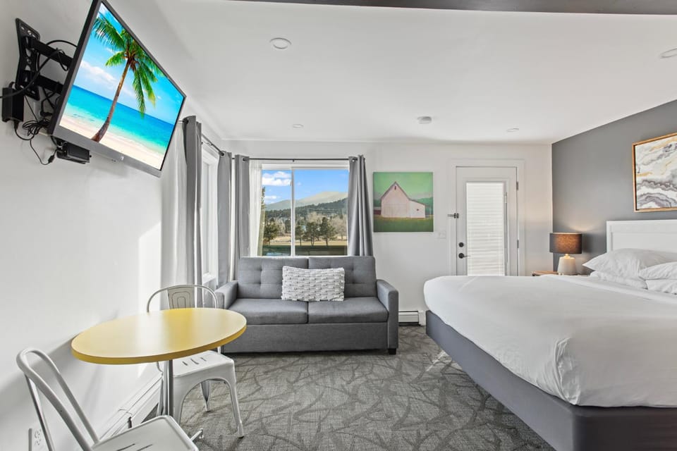 Bed, TV and multimedia, Photo of the whole room, Seating area, Bedroom