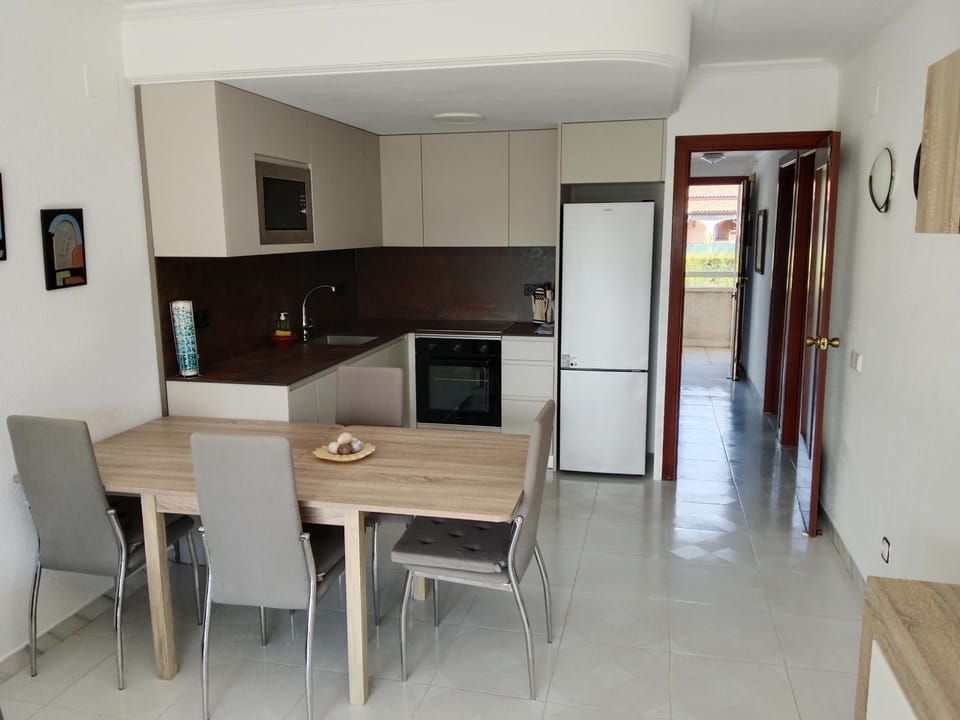 Kitchen or kitchenette, Dining area, oven