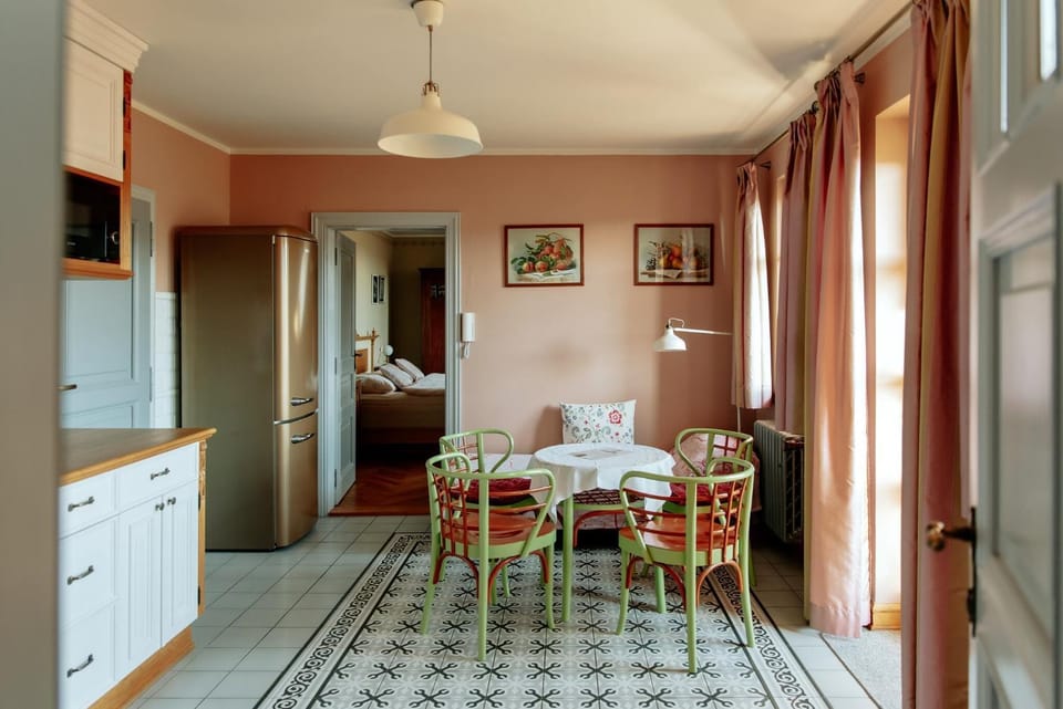 Seating area, kitchen