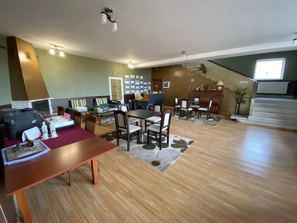 TV and multimedia, Living room, Banquet/Function facilities, Seating area