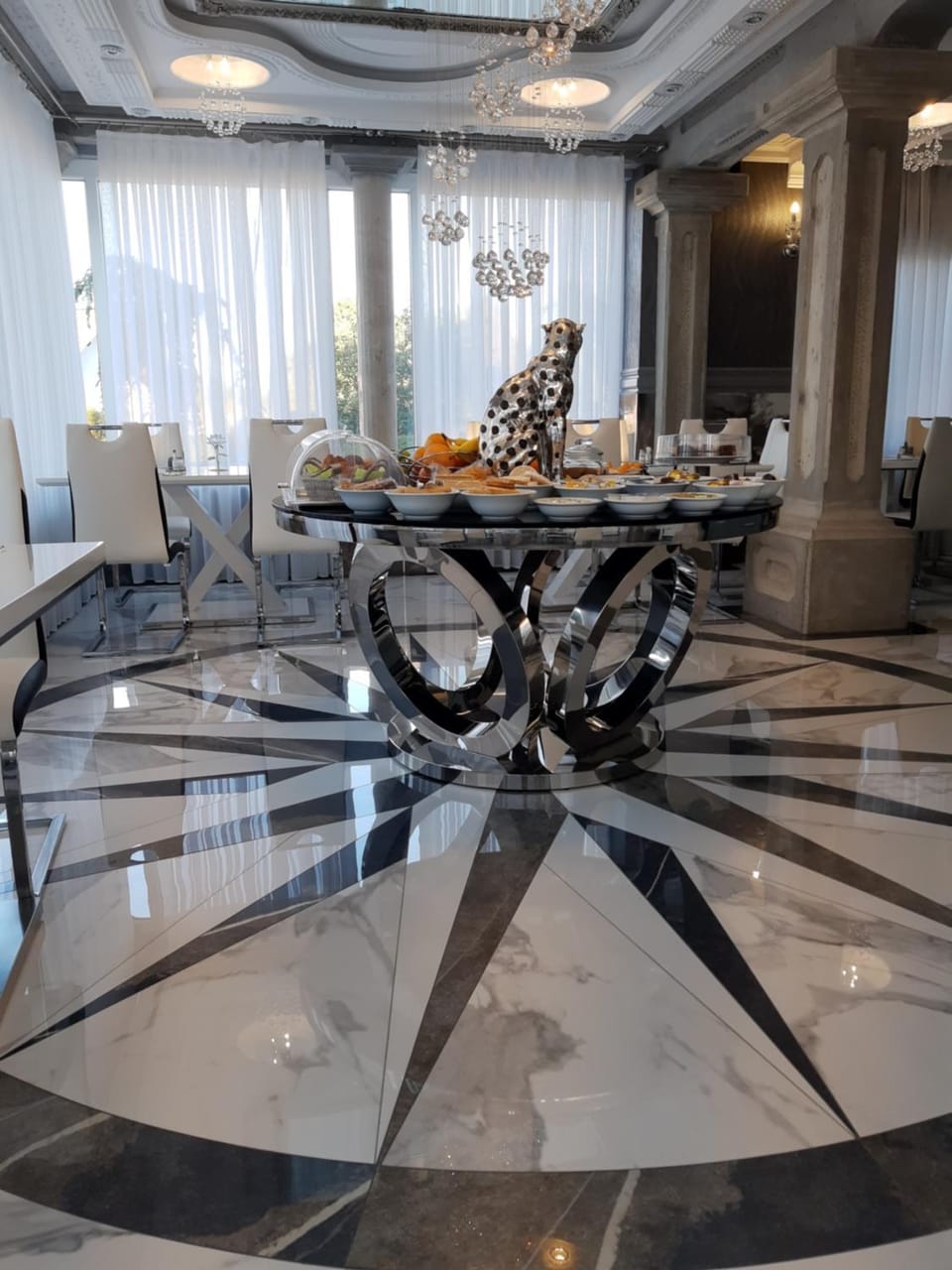 Property building, Food and drinks, Dining area, Food, Breakfast