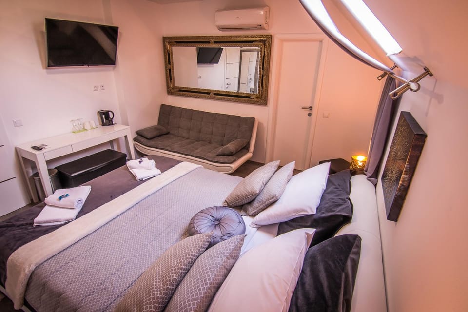 Communal lounge/ TV room, Bed, Photo of the whole room, Decorative detail, Seating area, Bedroom, air conditioner