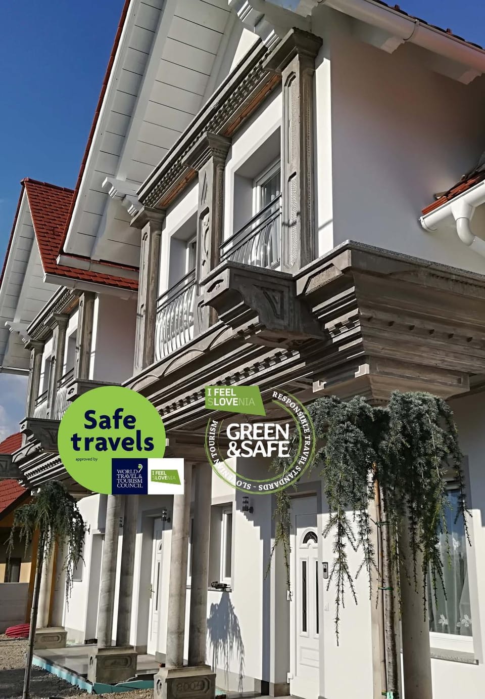 Property building, Day, Decorative detail, Logo/Certificate/Sign, Text overlay, Street view, Certificate/Award