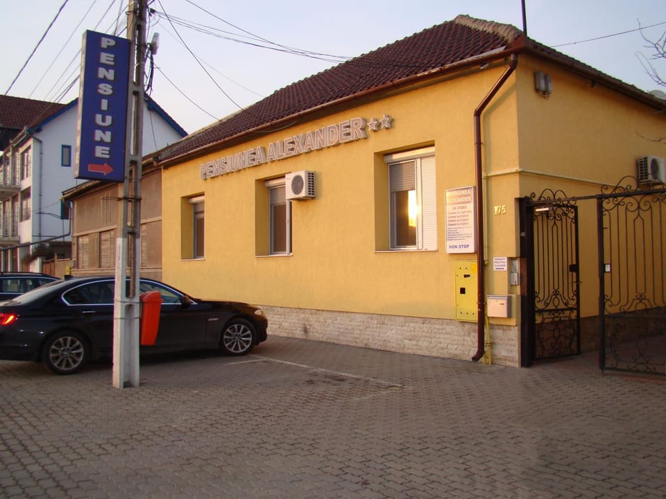 Facade/entrance