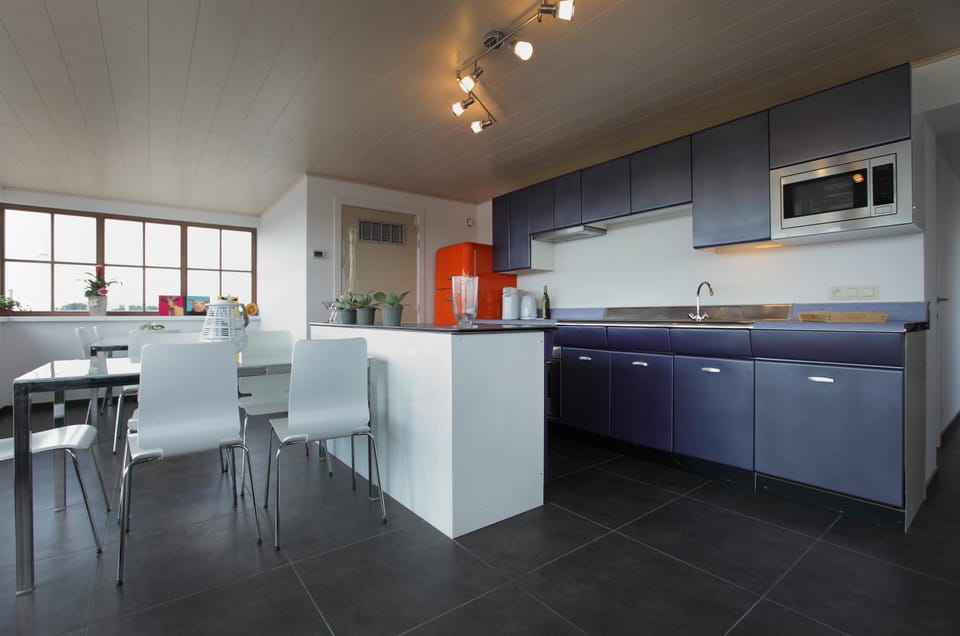 Restaurant/places to eat, Kitchen or kitchenette, Dining area, Communal kitchen