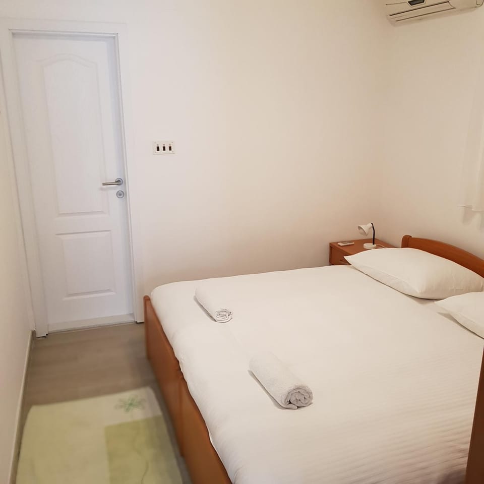 Bed, Photo of the whole room, Bedroom, towels, air conditioner