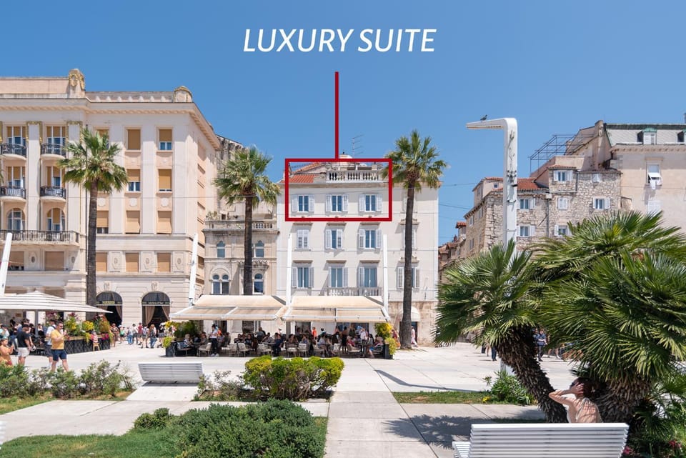 Facade/entrance, Area and facilities