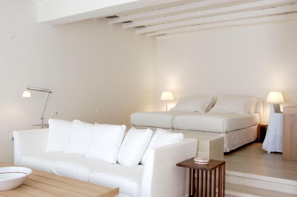 Bed, Seating area