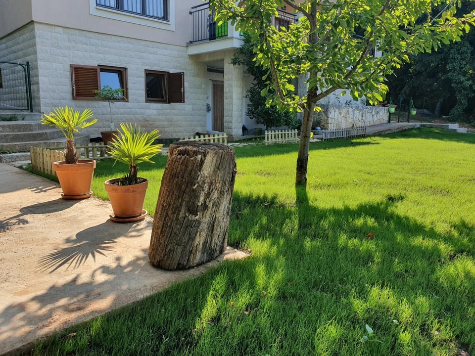 Property building, Facade/entrance, Garden