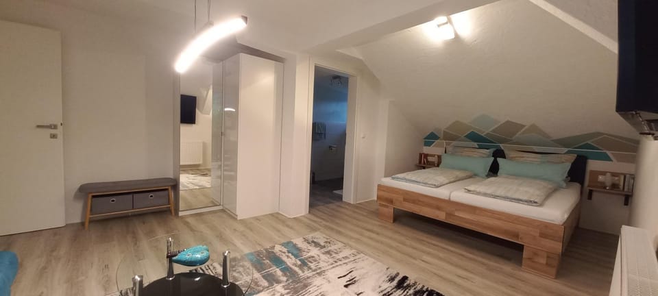 Bed, TV and multimedia, Living room, Photo of the whole room, Seating area, Bedroom, wardrobe