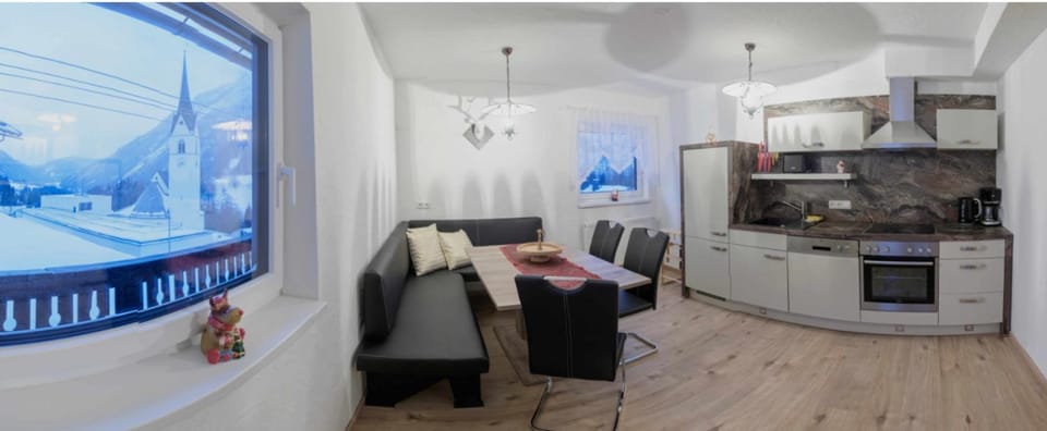 Kitchen or kitchenette, Photo of the whole room, Decorative detail, Seating area, Dining area, dishwasher, minibar, pet friendly, stove, toaster