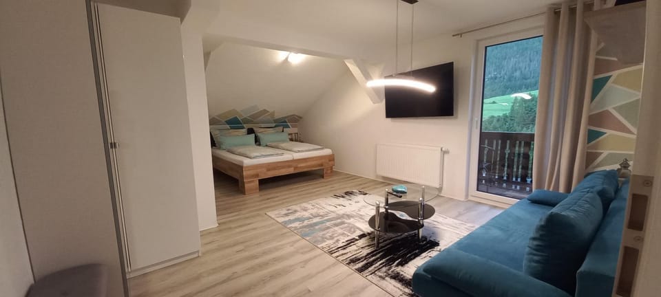 Bed, TV and multimedia, Living room, Photo of the whole room, Seating area, Bedroom