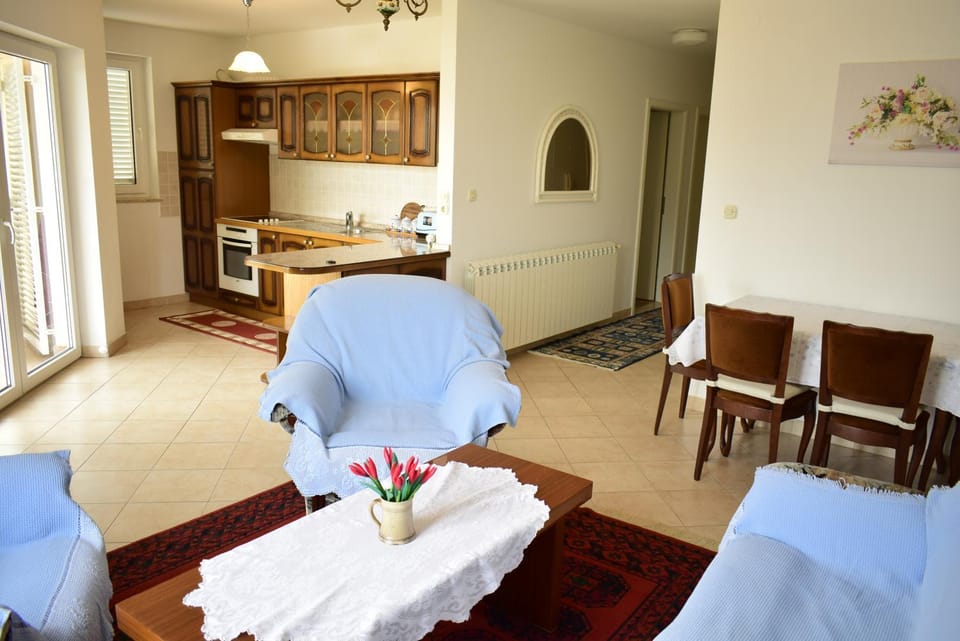 Kitchen or kitchenette, Living room, Seating area, Dining area, On site