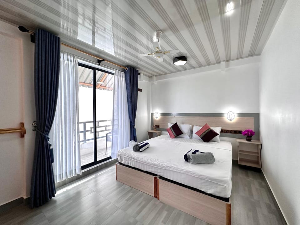 Bed, Photo of the whole room, Bedroom, fireplace