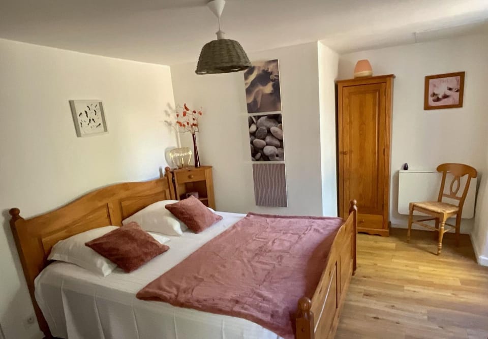Ombre Bleue Du Figuier, Ailhon Bed and Breakfast in Provence