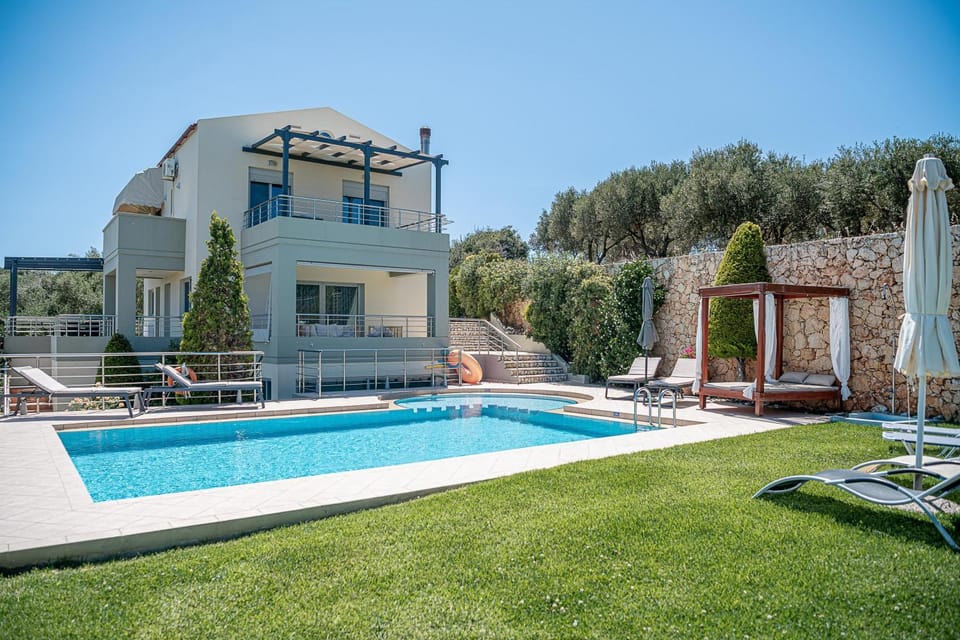 Property building, Patio, Spring, Day, Garden, Garden, Garden view, Pool view, Swimming pool, Swimming pool, sunbed