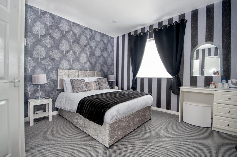 Photo of the whole room, Bedroom