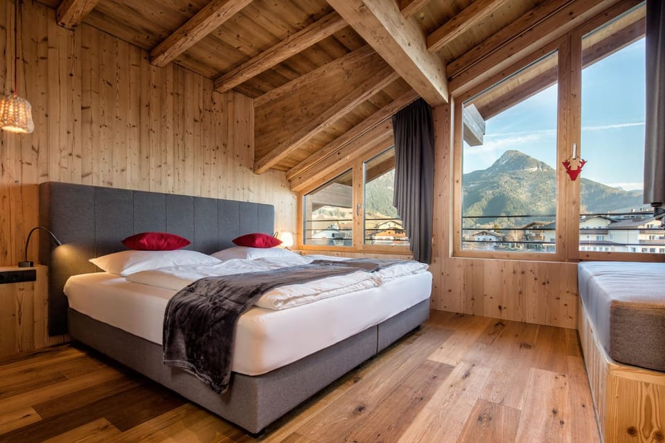 Photo of the whole room, Bedroom, Mountain view