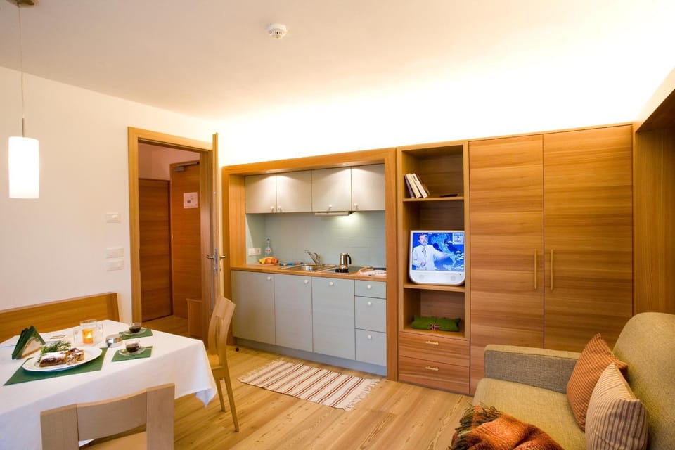 Kitchen or kitchenette, Living room, kitchen