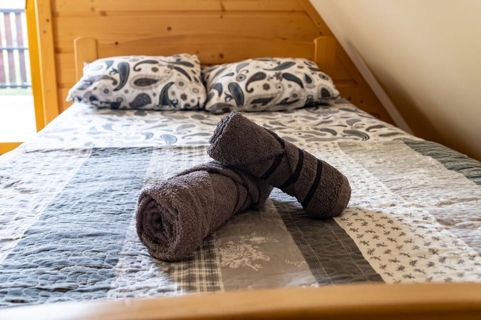 Bed, Photo of the whole room, Bedroom, towels
