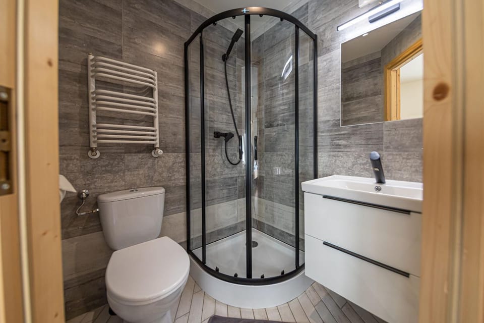 Shower, Toilet, Bathroom, towels