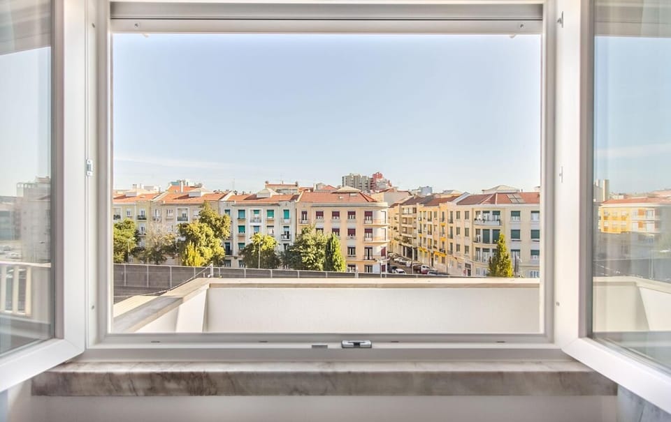 Roma Cozy Flat with Balcony Apartment in Lisbon