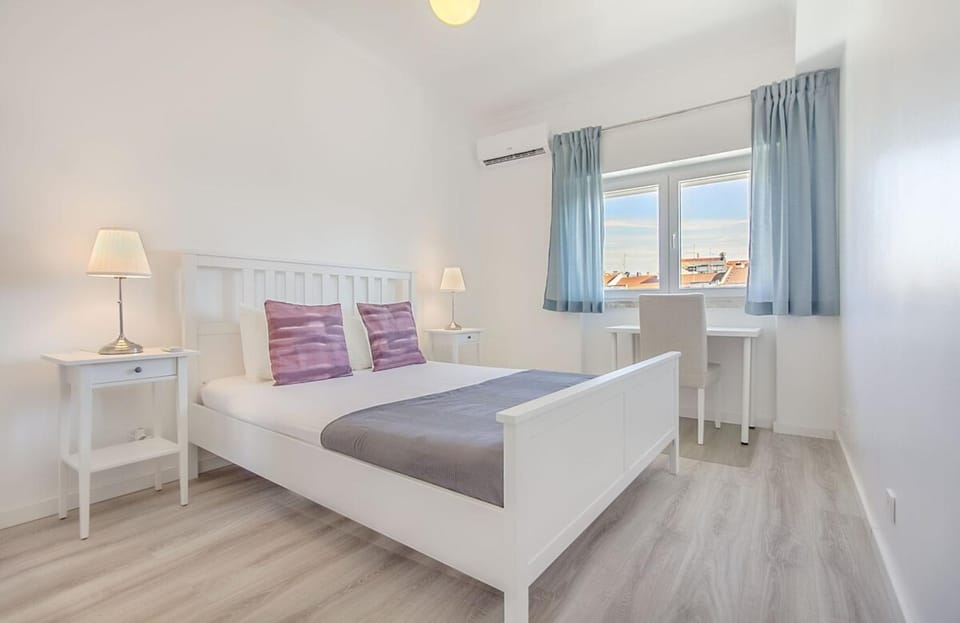 Roma Cozy Flat with Balcony Apartment in Lisbon
