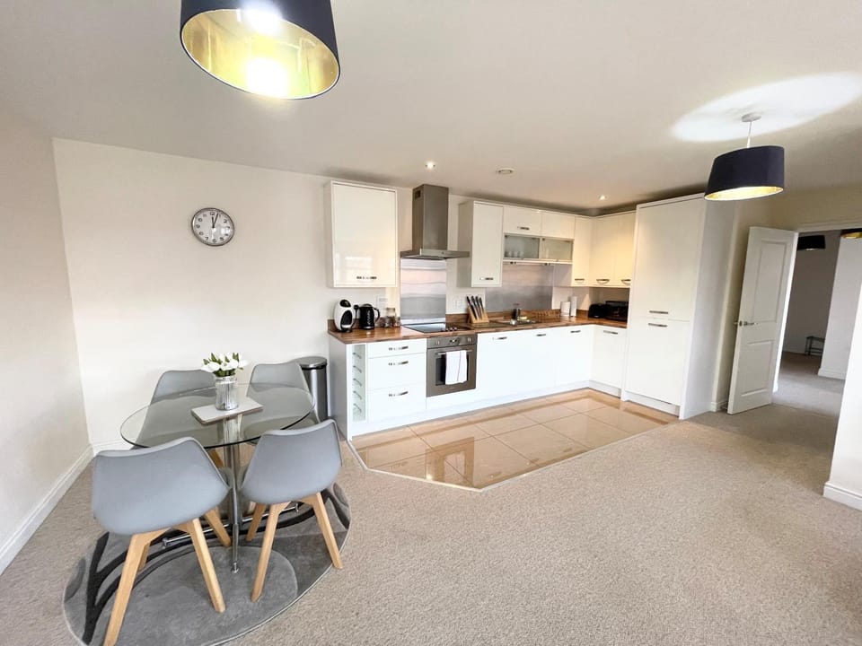 Blue Sky Apartments @Wallis Square, Farnborough Apartment in Farnborough