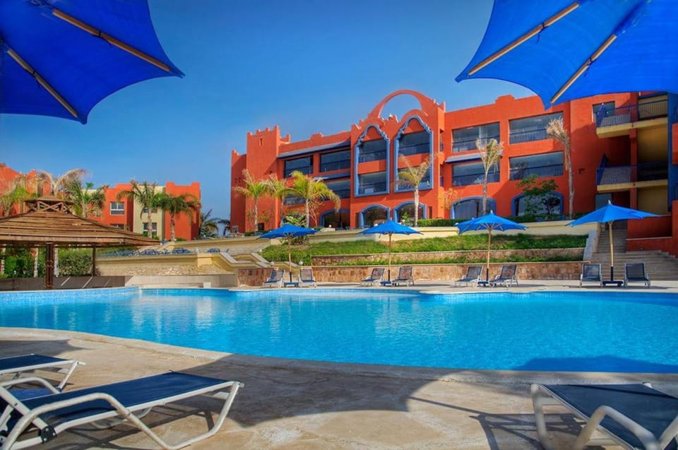 Day, Pool view, Swimming pool, sunbed