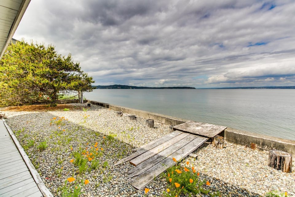 Historic Shore Cottage House in Bainbridge Island
