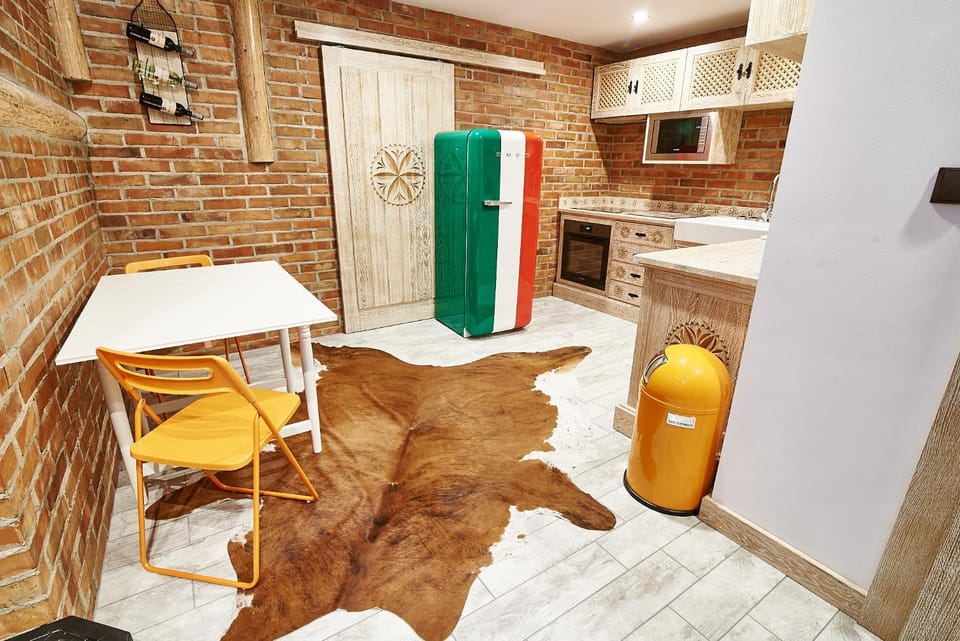 Kitchen or kitchenette, Dining area